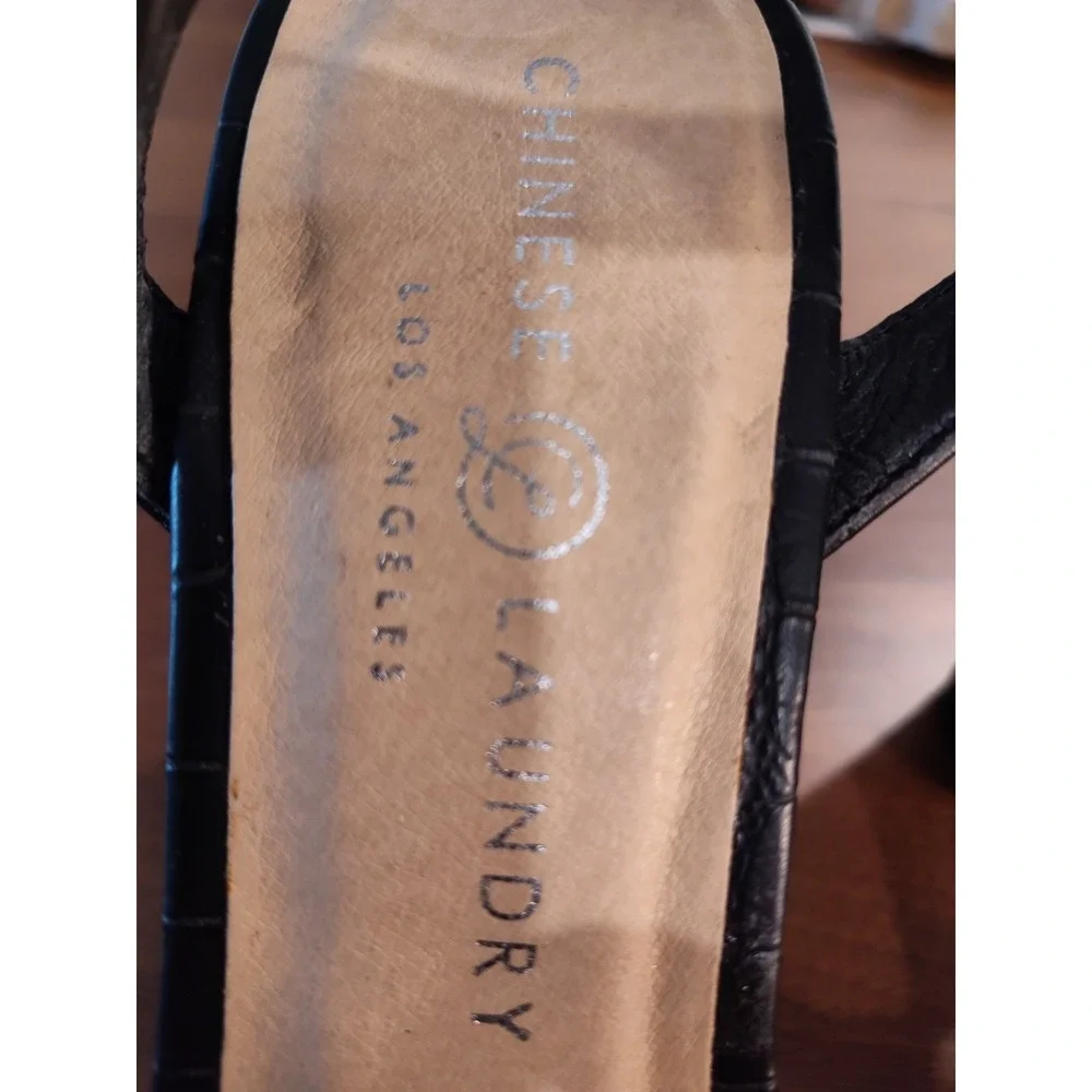 Chinese Laundry Block Heel Sandal with a Croc-Embossed Finish Size‎ 9